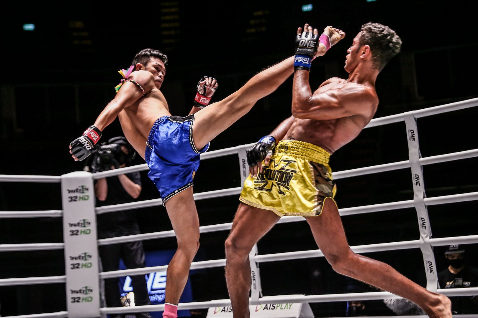 felipe lobo yodpanomrung jitmuangnon muay thai 1920x1280 29